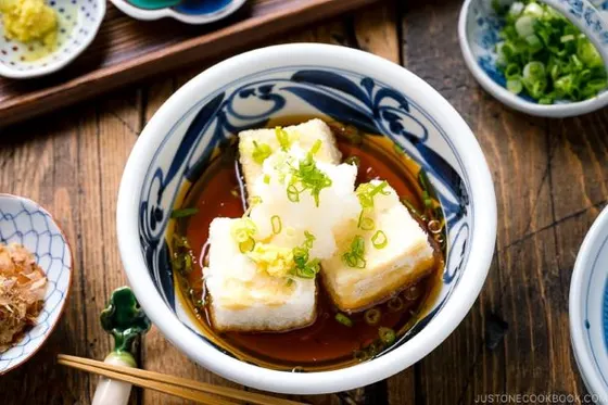 Agge Tofu — Deep-fried soft tofu served with sauce.