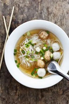 Kuay Tiew Namsai — Fresh rice noodles or egg noodles, pork or chicken, bean sprouts, green onions, and cilantro in clear broth.