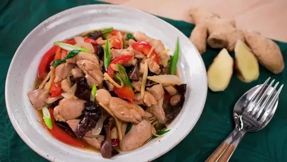 Pad Khing (Fresh Ginger) — Stir-fried with fresh ginger, black mushrooms, onions, scallions and red sweet pepper.