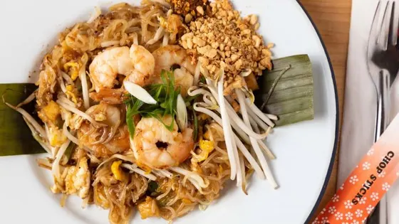 Kuay Tiew Pad Thai (Pad Thai) — Stir-fried rice noodles with your choice of meat, egg bean sprouts and scallions.